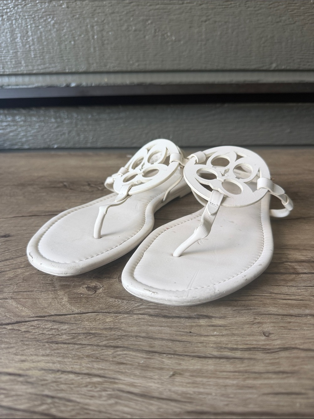 Coach Women’s White Leather Cutout Thong Sandals size 10 B